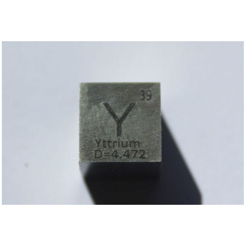 Cubo di ittrio Y in metallo 10x10mm lucidato, purezza 99,9%.